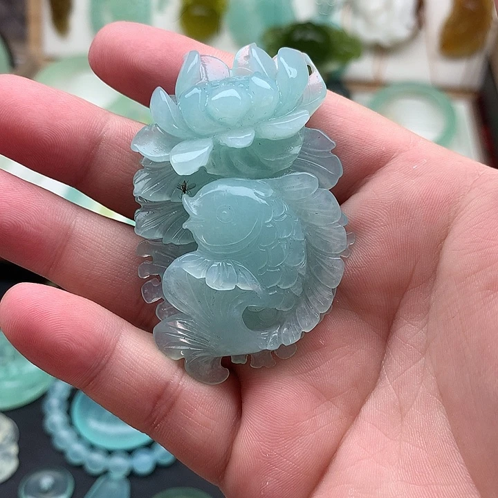 岫玉未镶嵌颈饰天青冻鱼