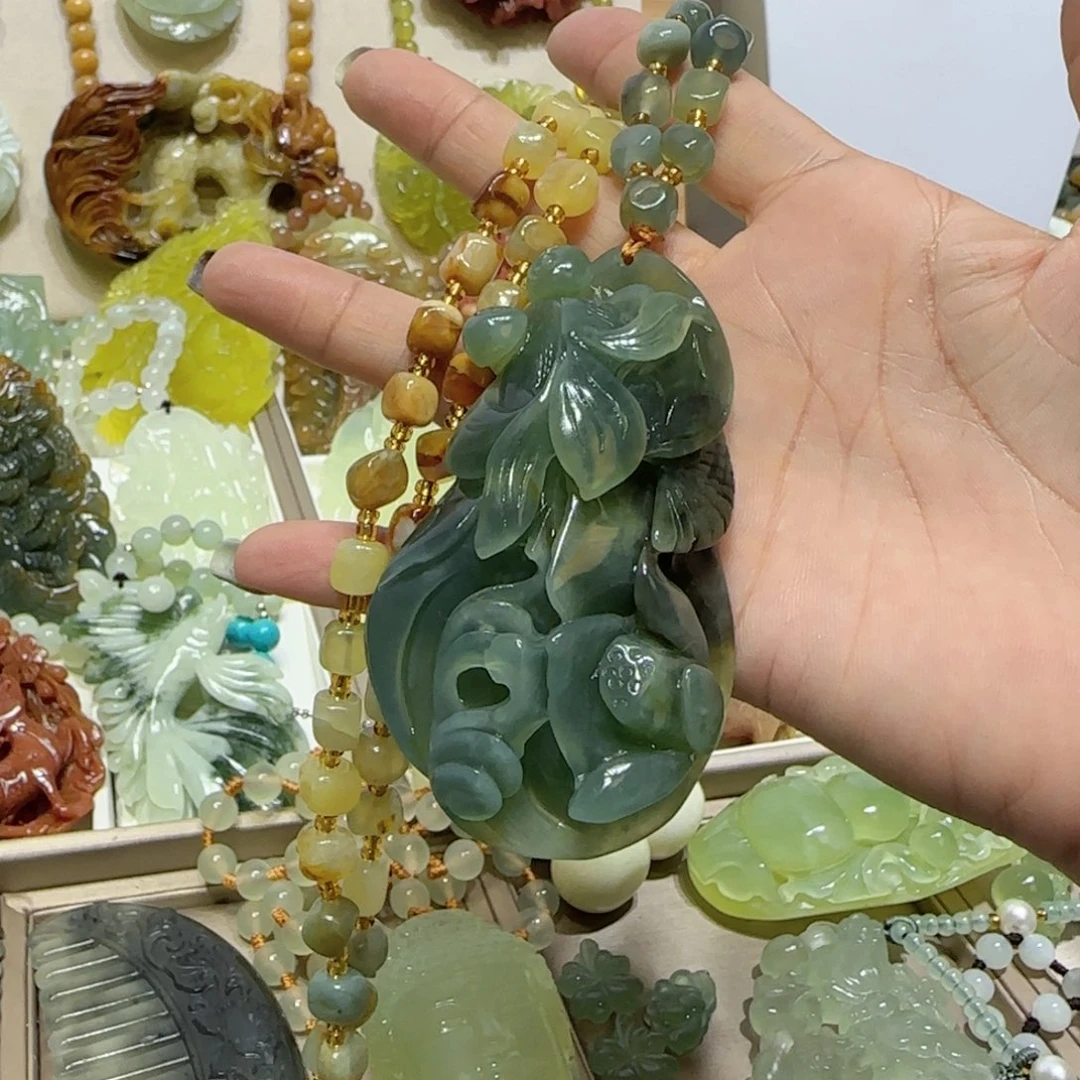 未镶嵌蛇纹石玉吊坠