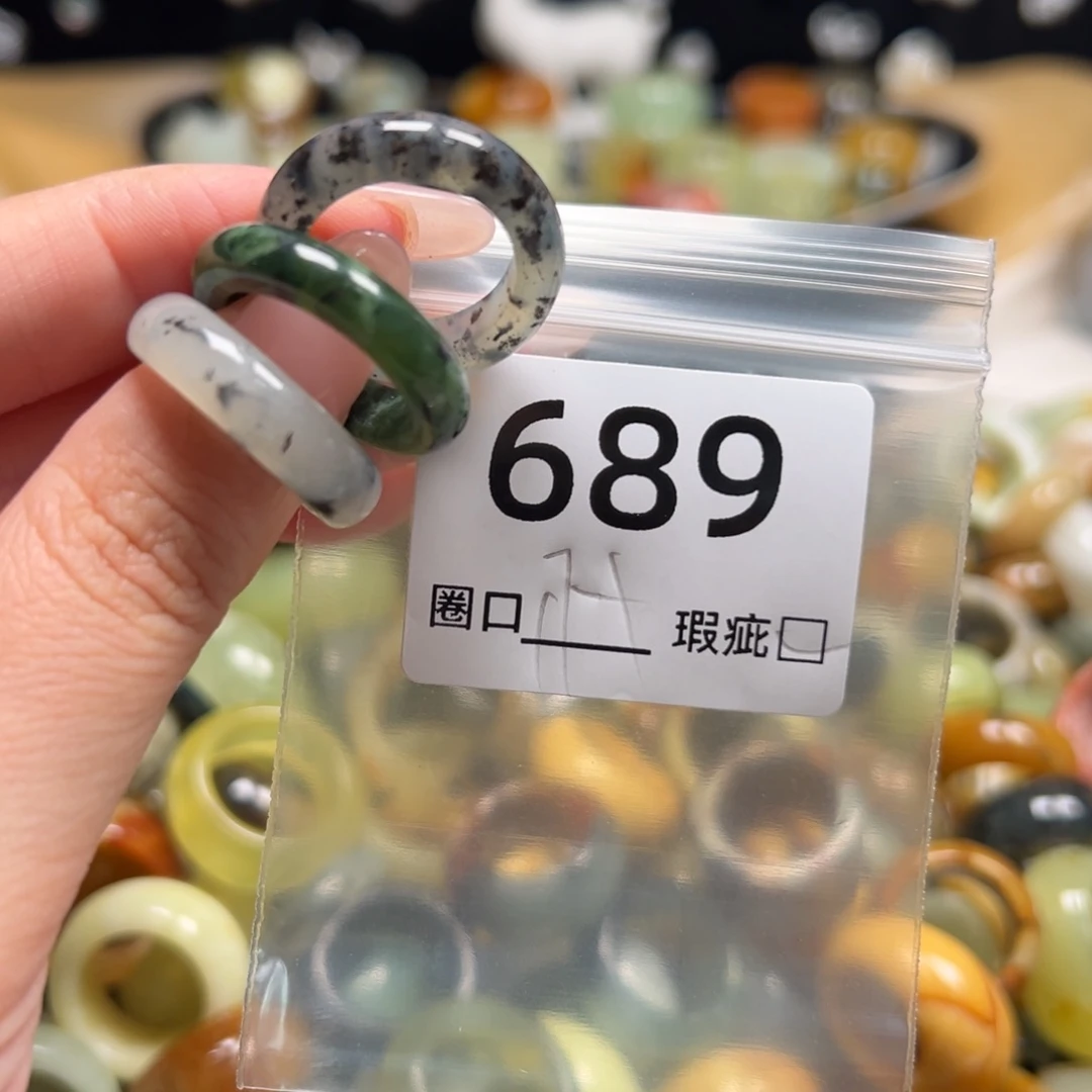 给***包蛇纹石玉未镶嵌戒指