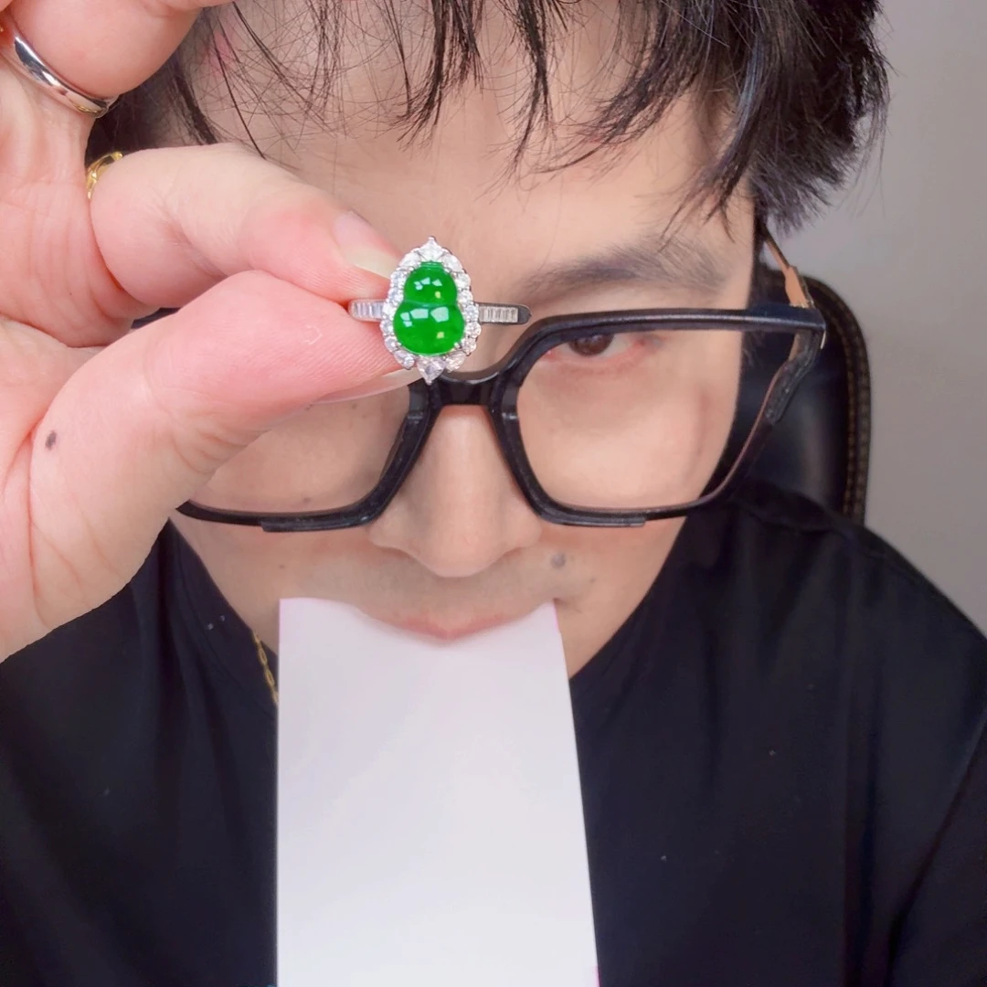 翡翠未镶嵌颈饰一件