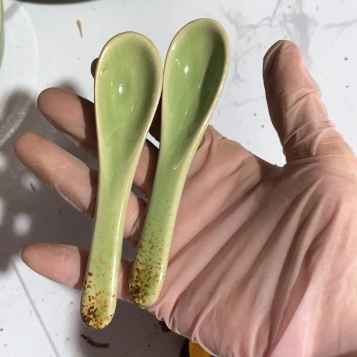 瓷片五厂洒金帝王绿勺子一对