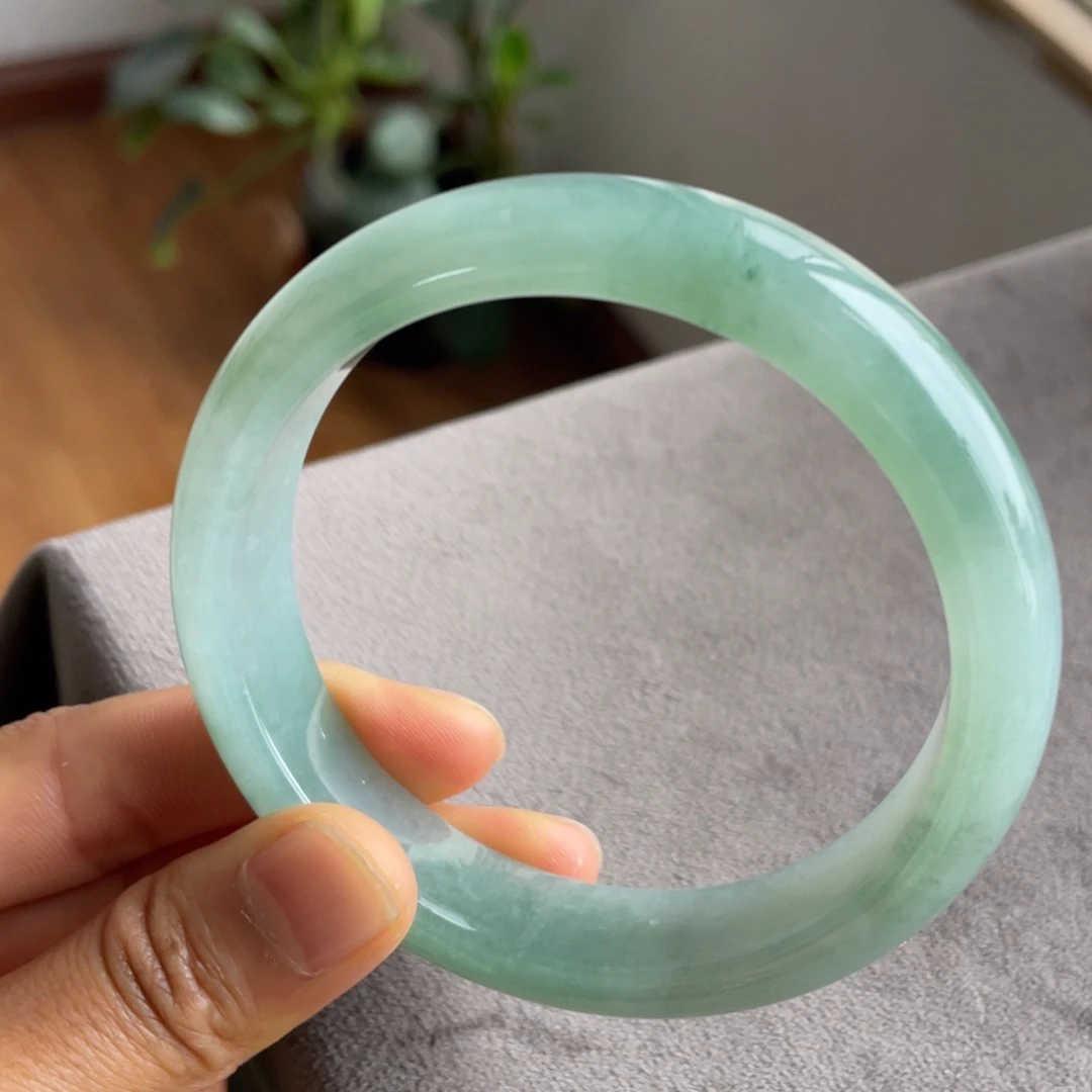 翡翠未镶嵌手镯绿底