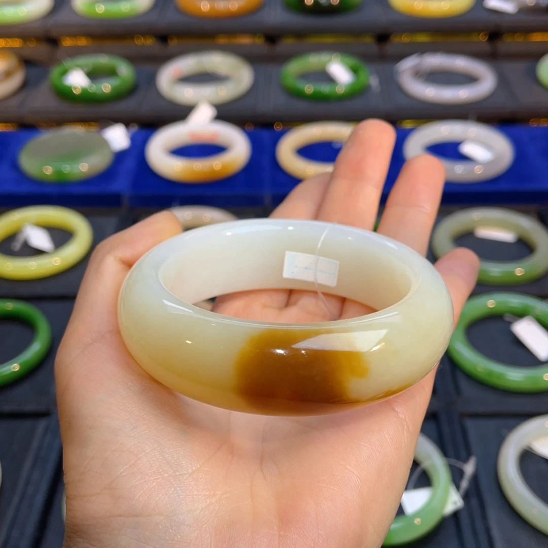 和田玉手镯未镶嵌做****。