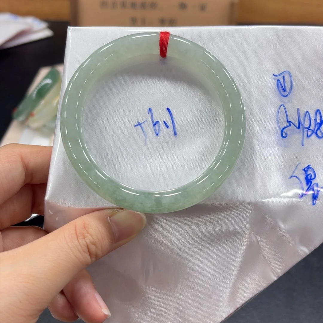 翡翠手镯未镶嵌翡翠