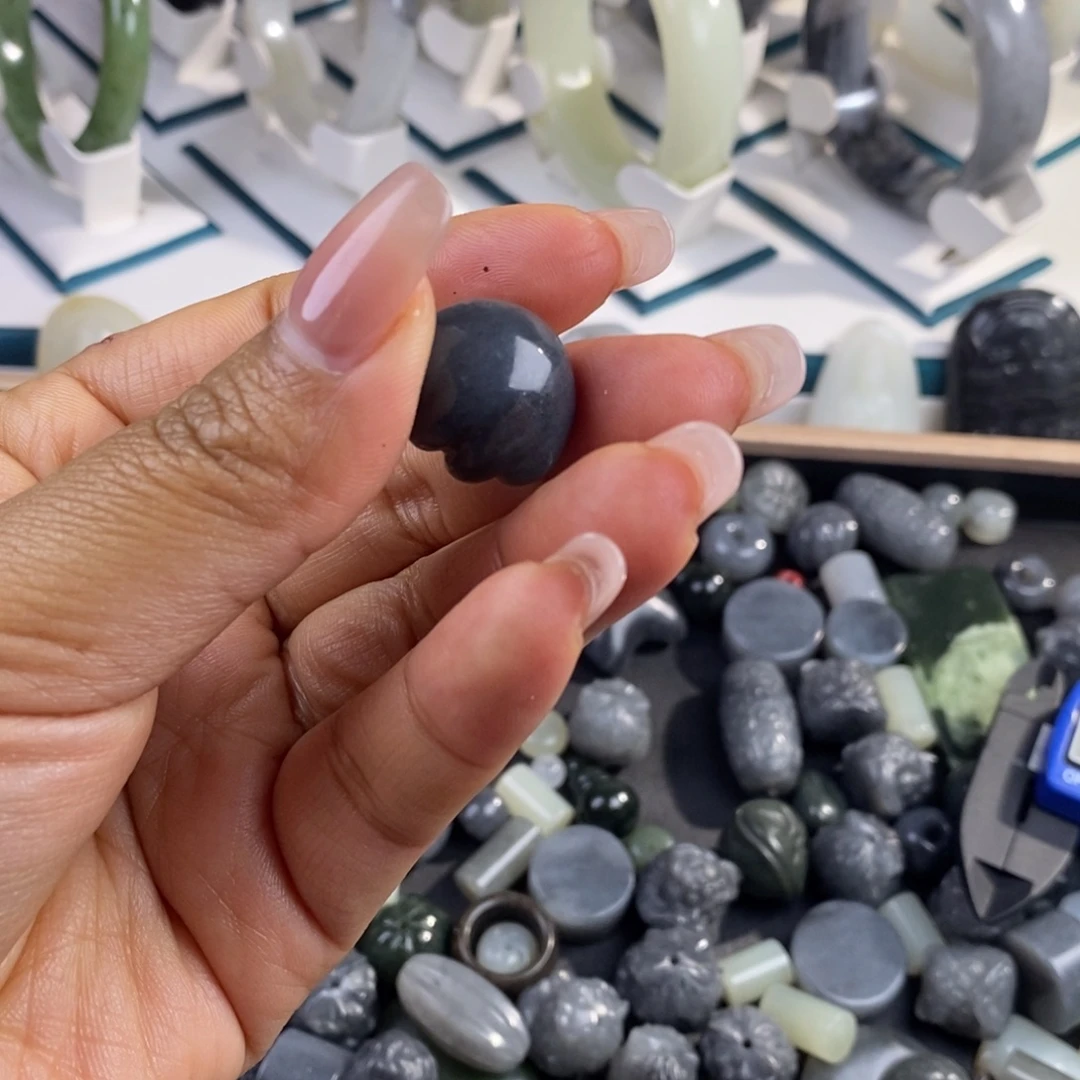 是***～和田玉未镶嵌颈饰