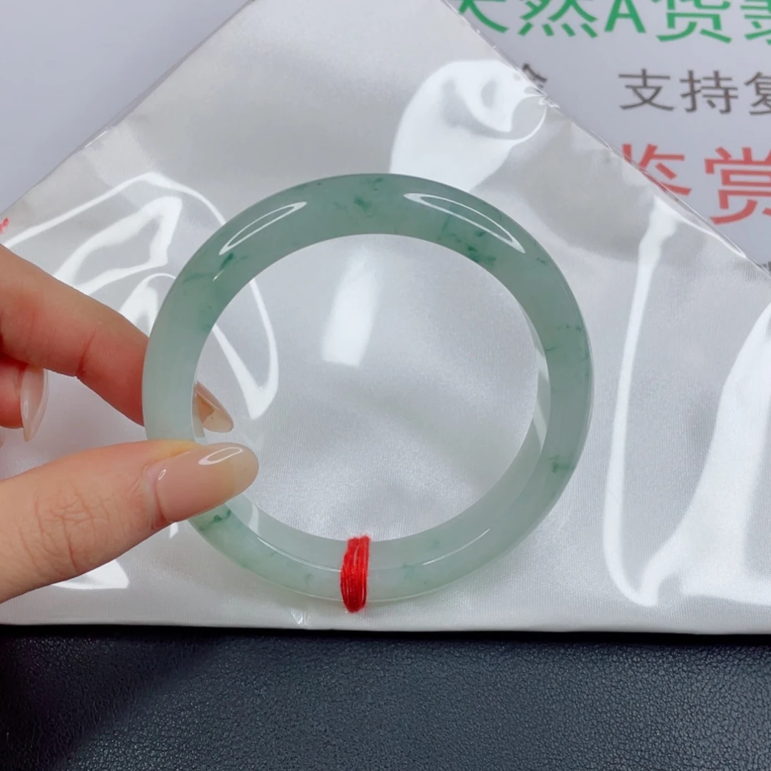 L***n翡翠未镶嵌手镯冰飘花