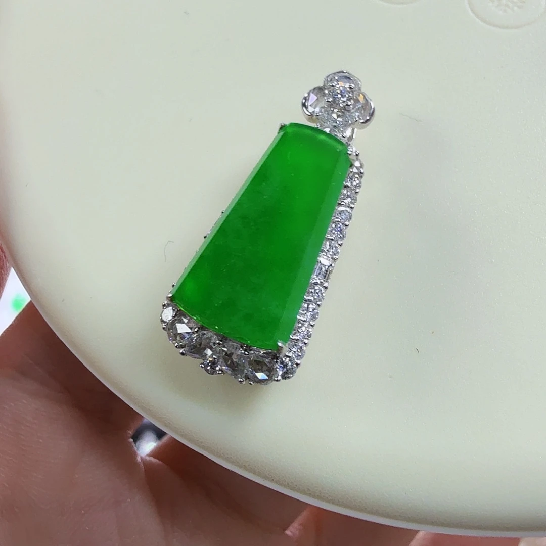 翡翠18K金镶嵌颈饰无事牌