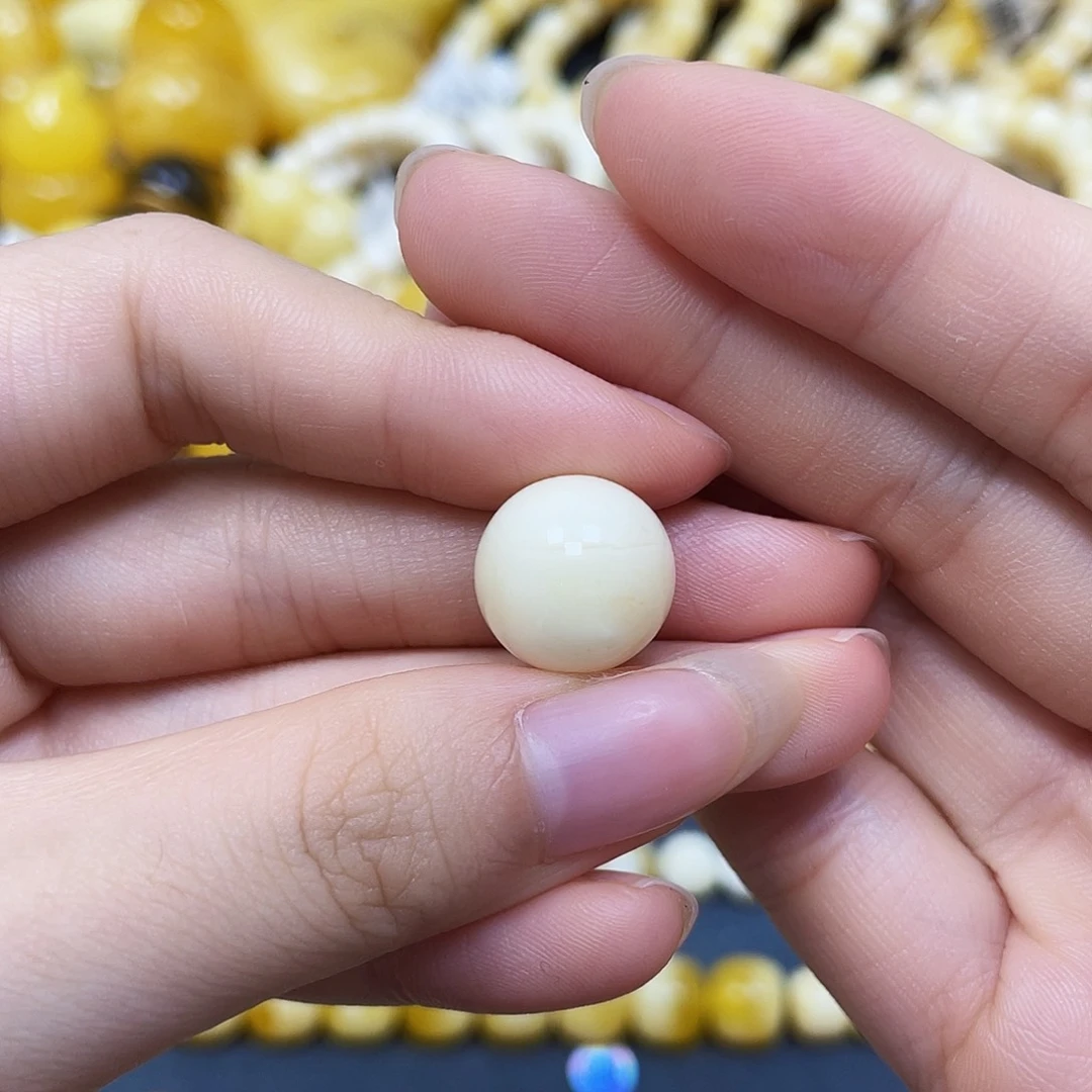 侍***卫裸石蜜蜡未镶嵌圆珠13.8mm