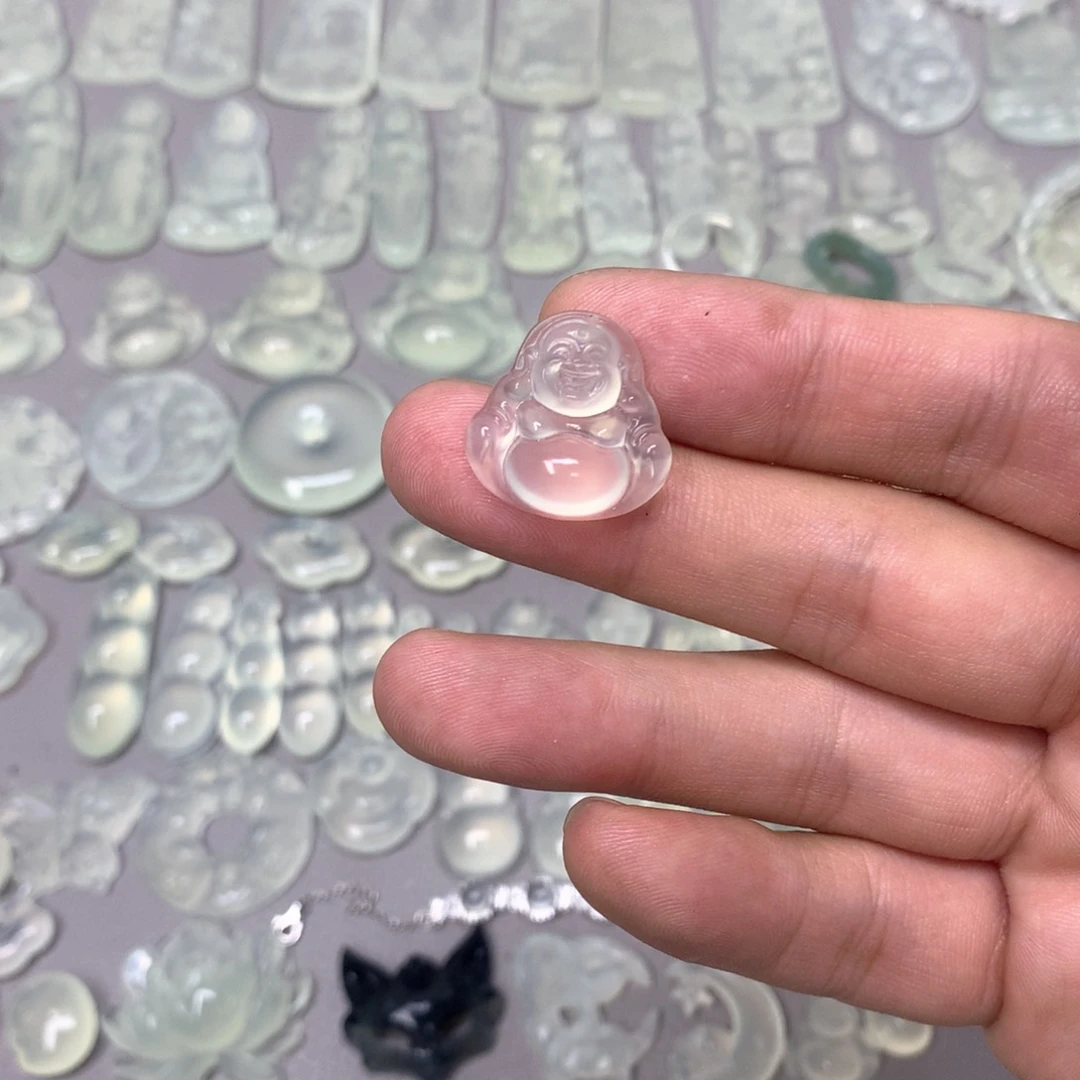 蛇纹石玉颈饰未镶嵌四*春