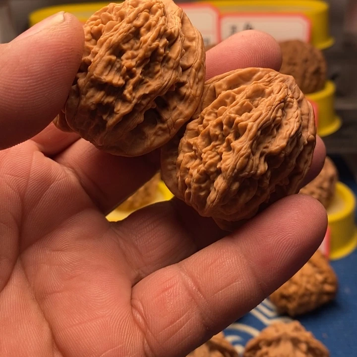 文玩核桃吊坠虎头