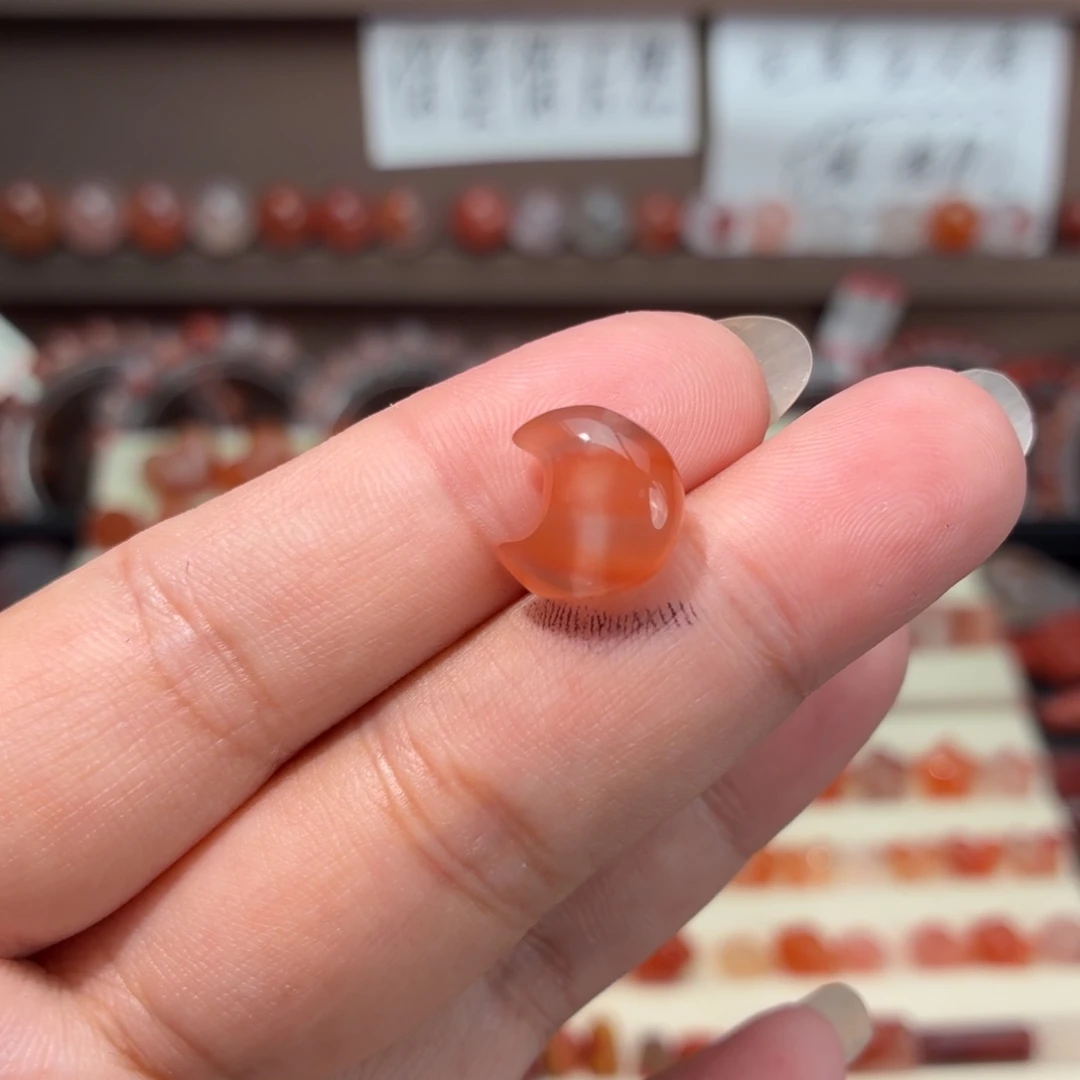 南红玛瑙未镶嵌川料通孔月亮