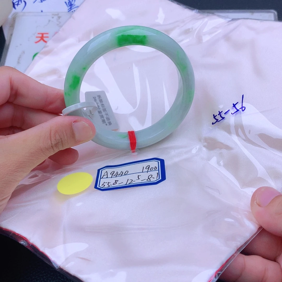 翡翠手镯未镶嵌翡翠