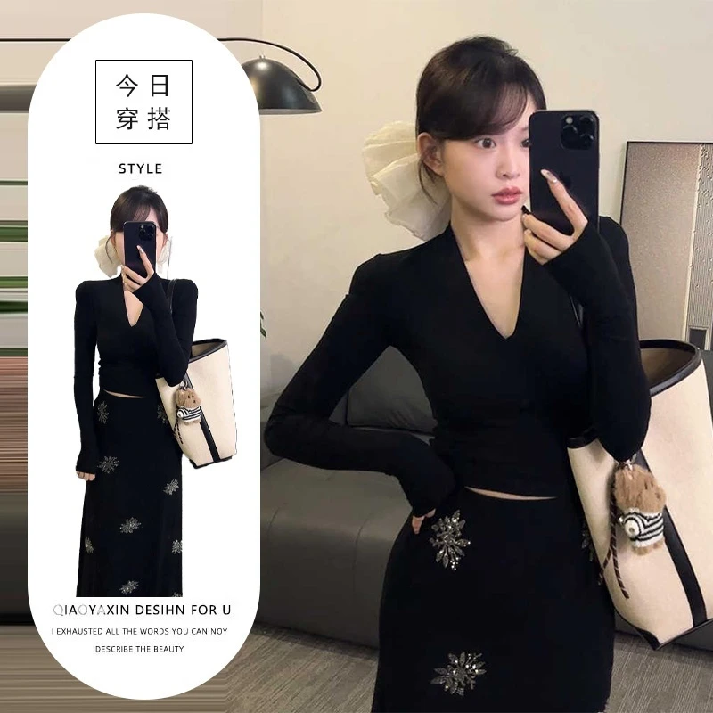 2025新款女装黑色v领长袖上衣烫钻半身裙巨好看的两件套早秋套装