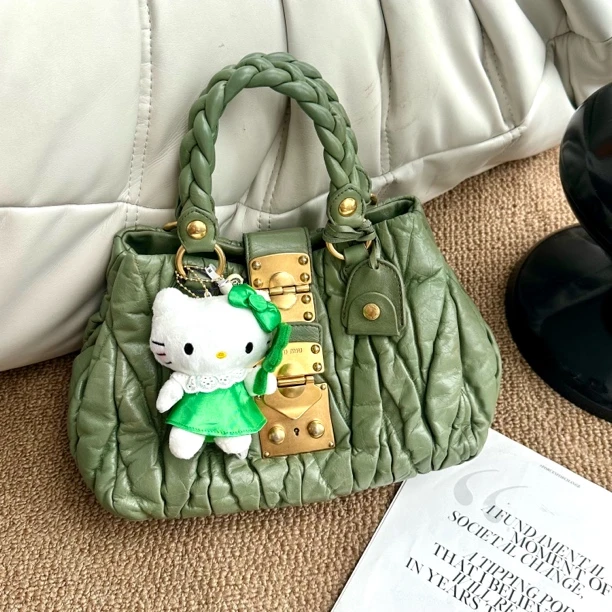 95新 MIU MIU/缪缪 鼠尾草绿油蜡褶皱手提包