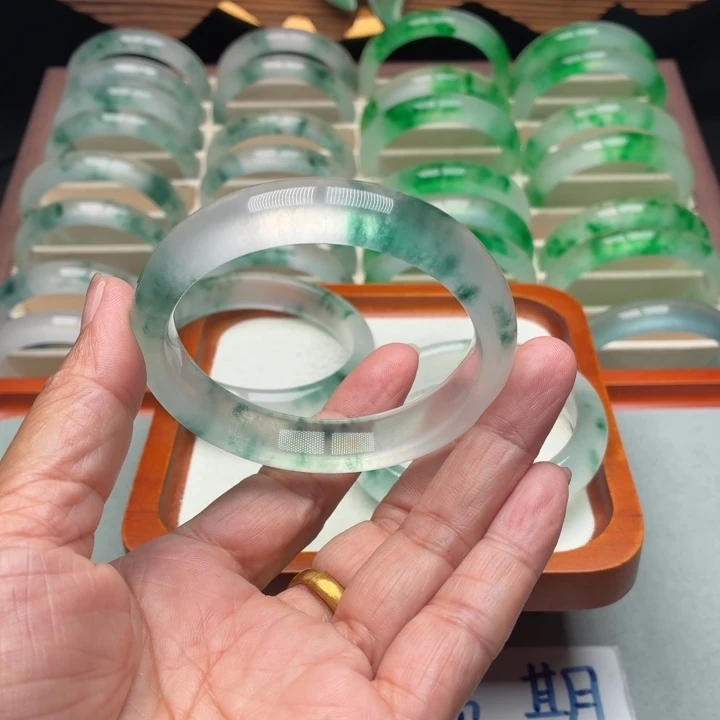 健***郎石英质玉未镶嵌手镯