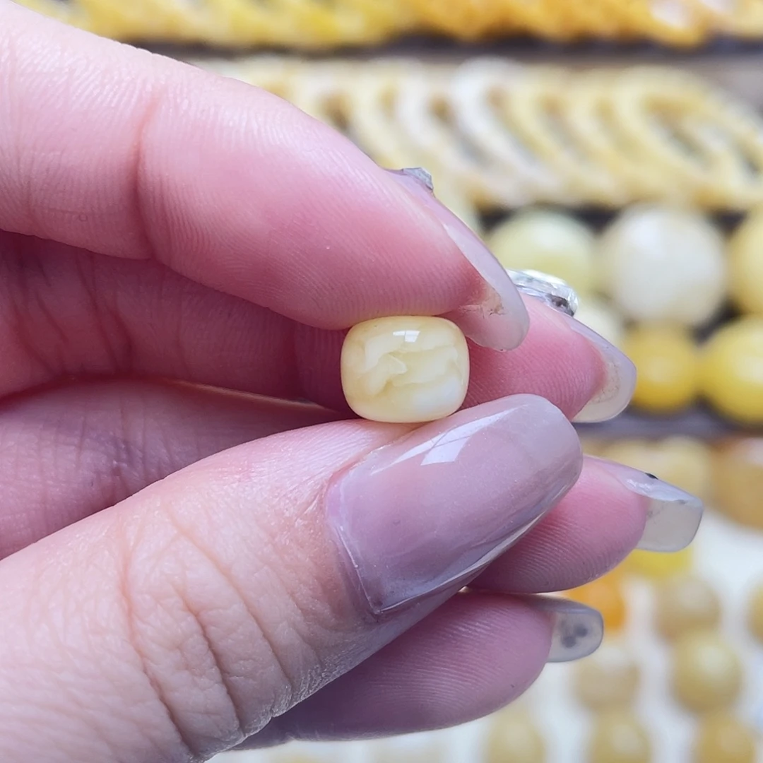 琥珀未镶嵌裸石9*7.4mm老型瑕