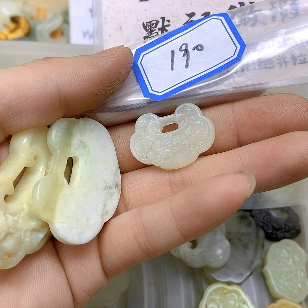 蛇纹石玉颈饰未镶嵌?*岁190