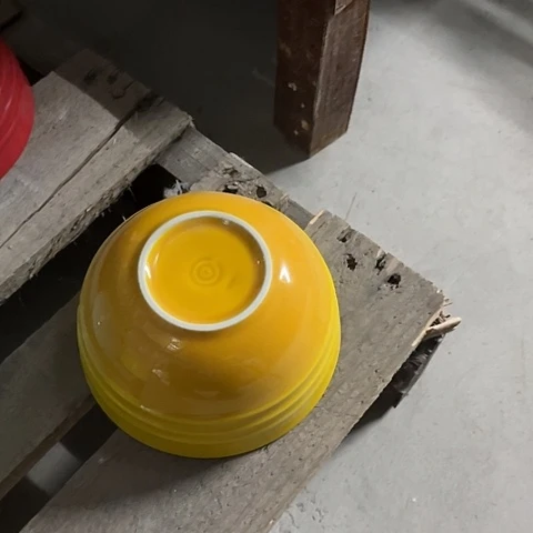 微瑕，不能明火，口径11.5高5，4个黄色