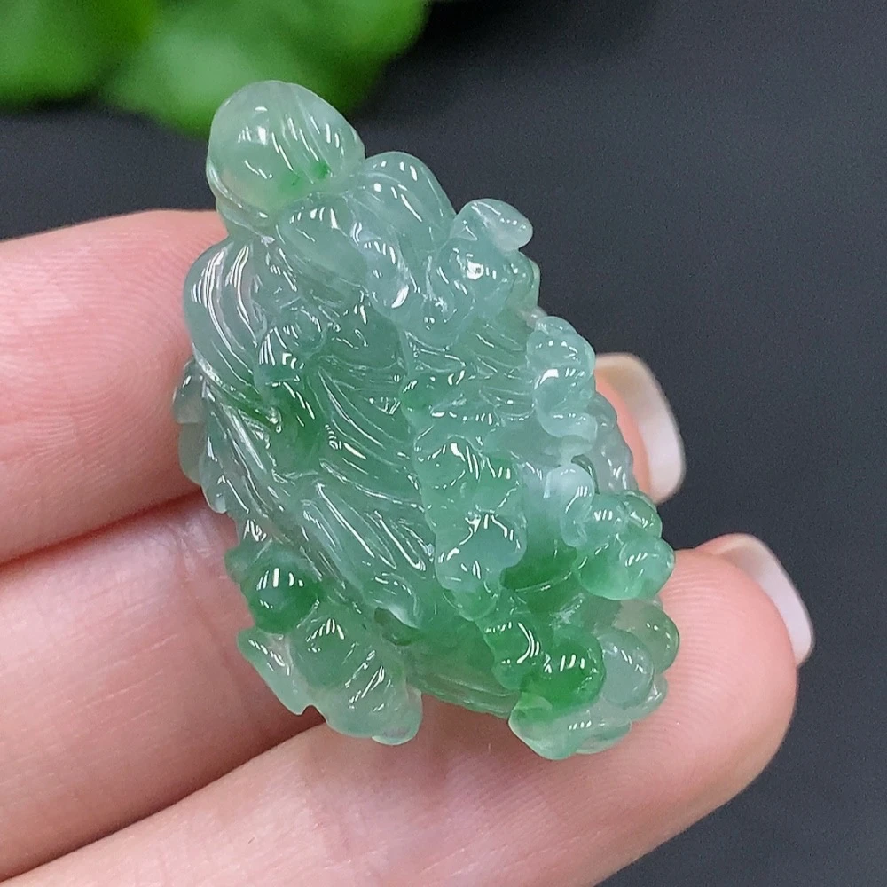 天然缅甸a货翡翠冰种飘绿精美精雕白菜吊坠