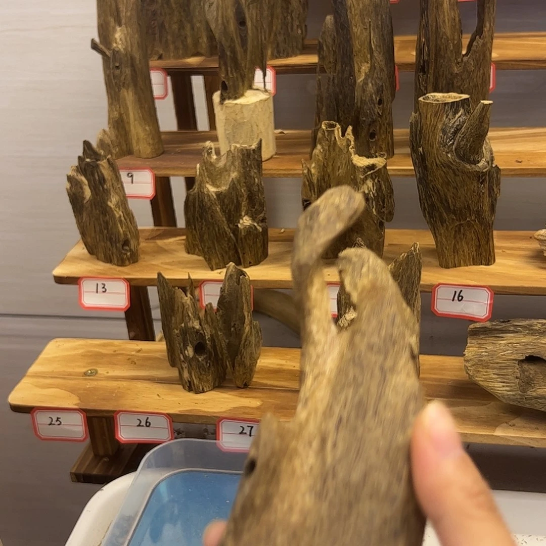 大***午木质陆河摆件 64克