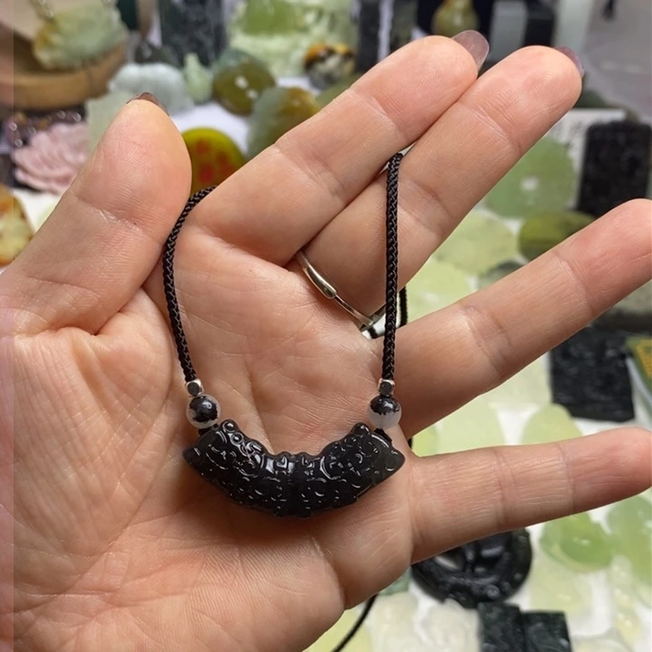 蛇纹石玉颈饰合金