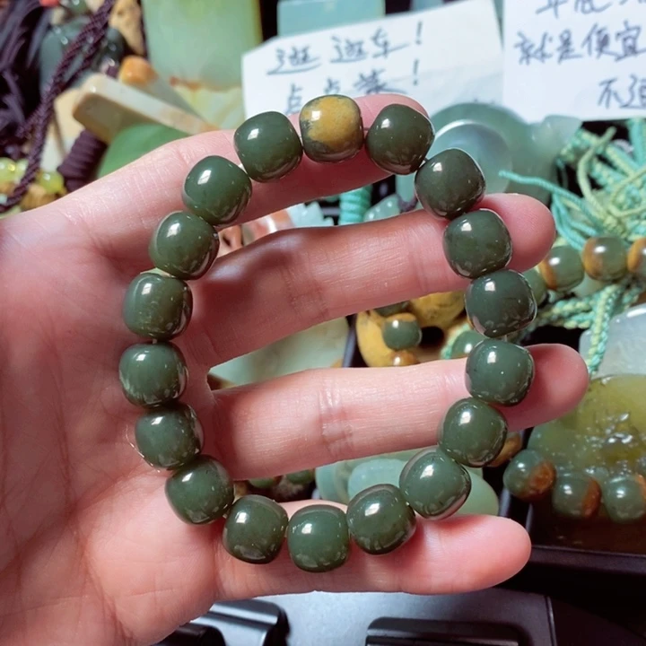 透闪石质玉颈饰未镶嵌