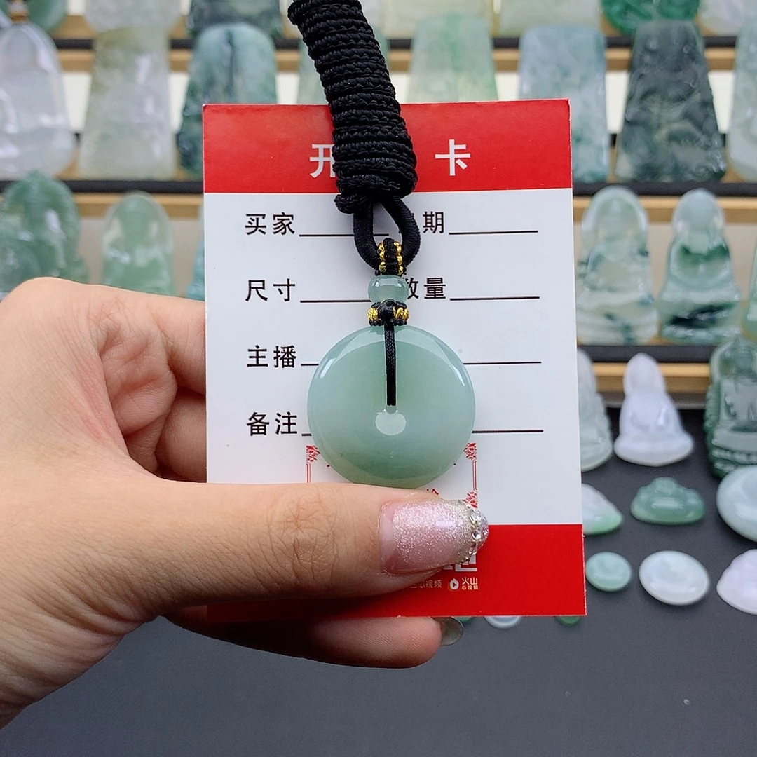 翡翠未镶嵌颈饰平安扣