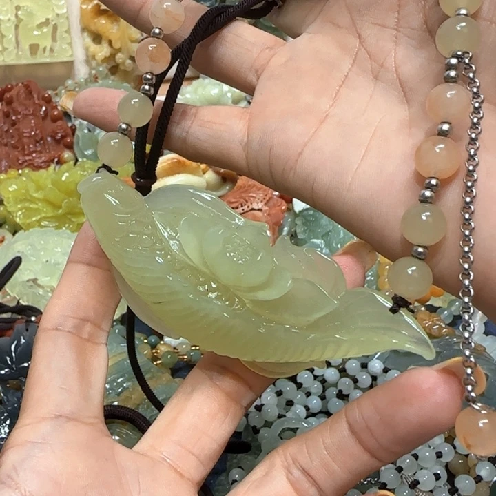 未镶嵌蛇纹石玉吊坠