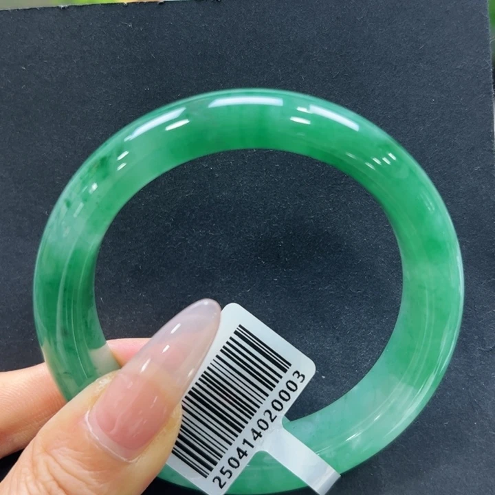 ****同未镶嵌手镯石英质玉（非洲翠）