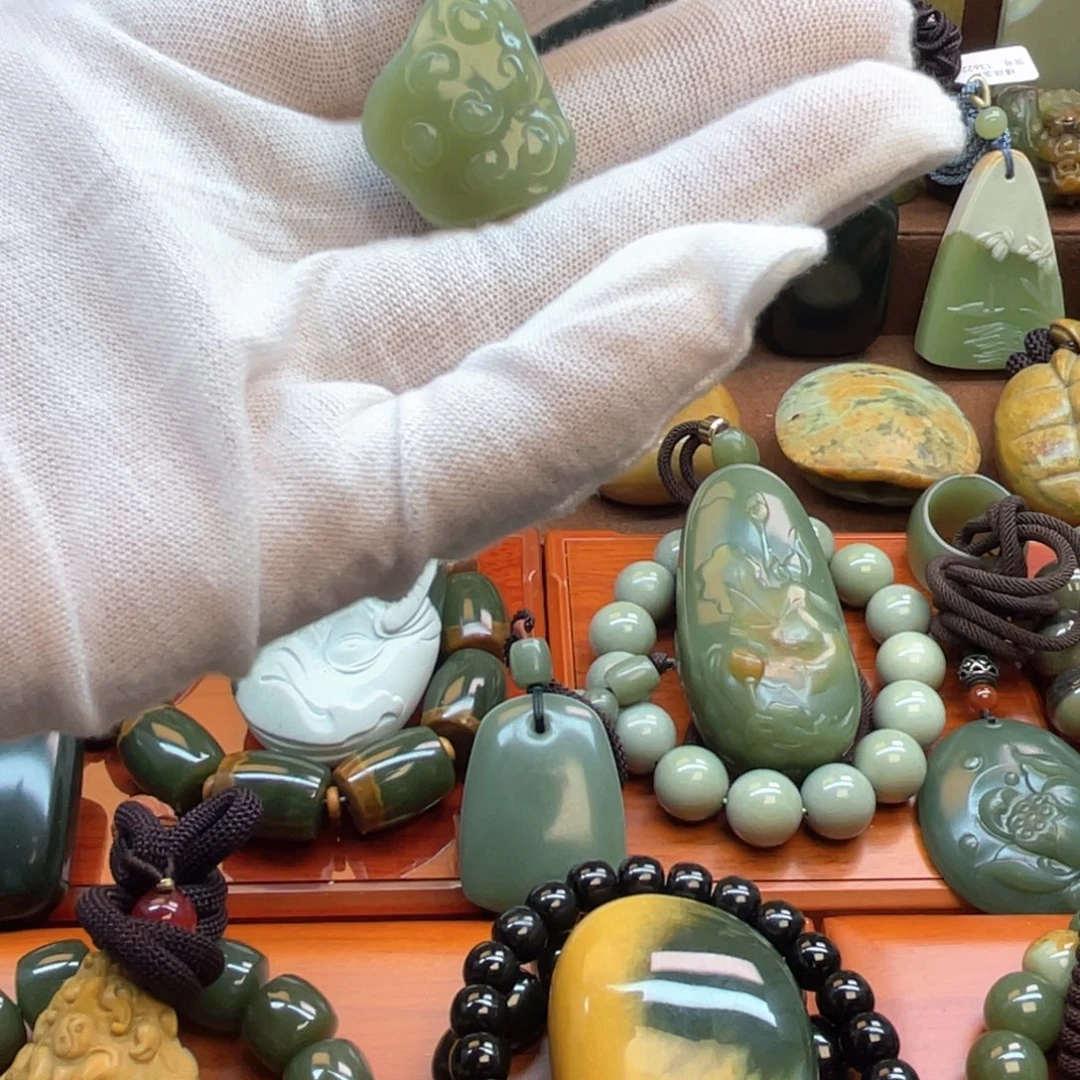 颈饰未镶嵌岫岩老玉（透闪石质玉）