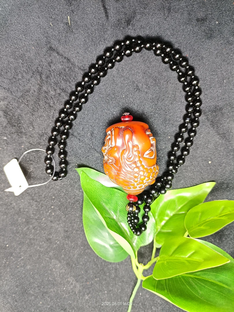 一面佛一面魔。  2