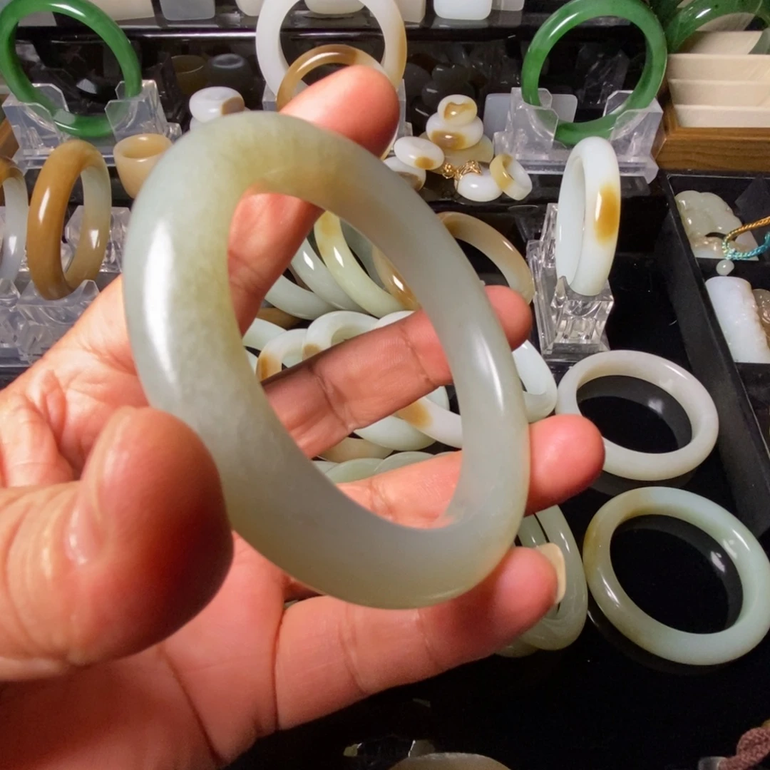 和田玉（糖玉）未镶嵌手镯结构大