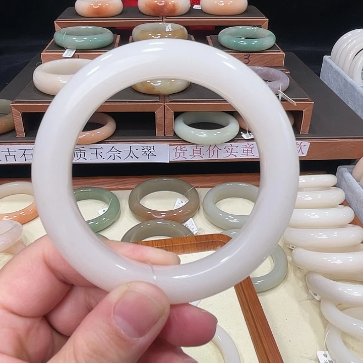 艾***.石英质玉手镯未镶嵌