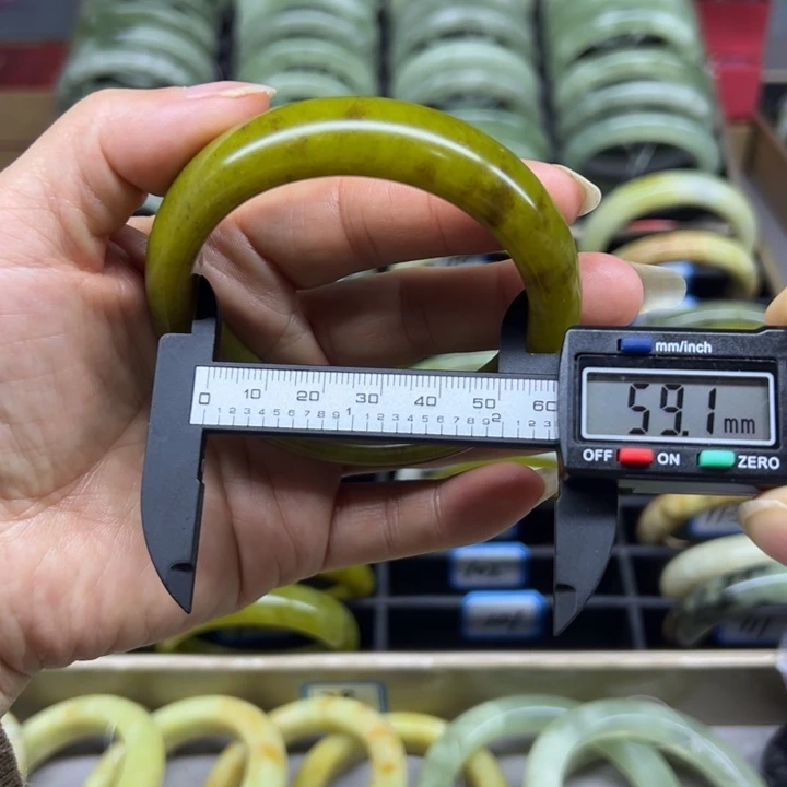 蛇纹石玉未镶嵌手镯118