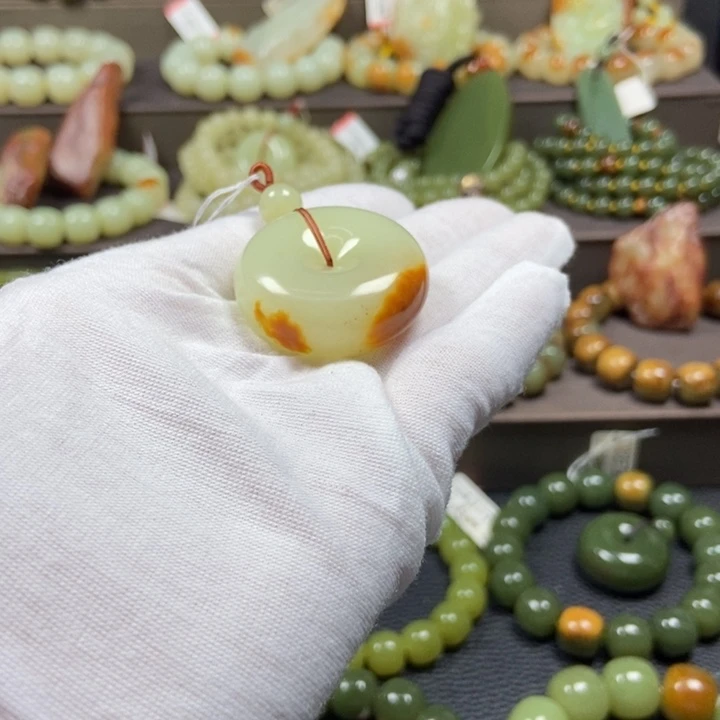 陪***之透闪石质玉未镶嵌颈饰