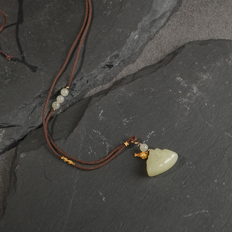 新疆和田玉 若羌黄玉靠山吊坠多样性发一件