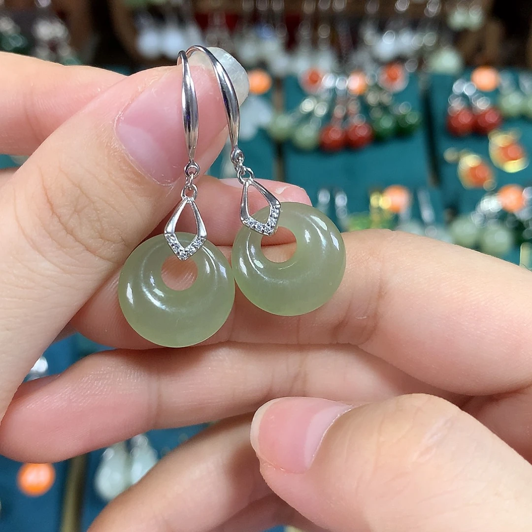 银S925镶嵌和田玉耳饰平安扣卡15左右