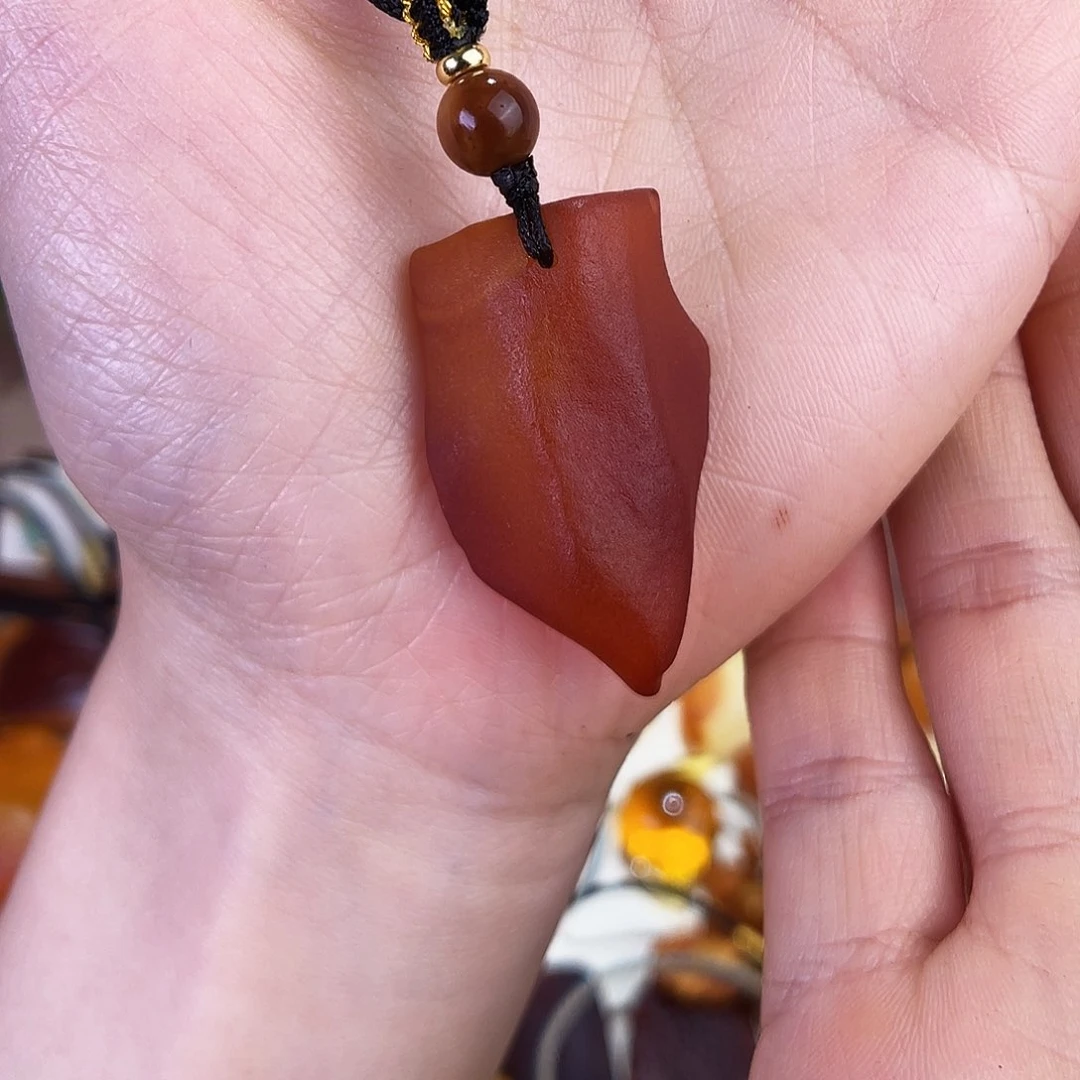 琥珀珠宝奇石未镶嵌。