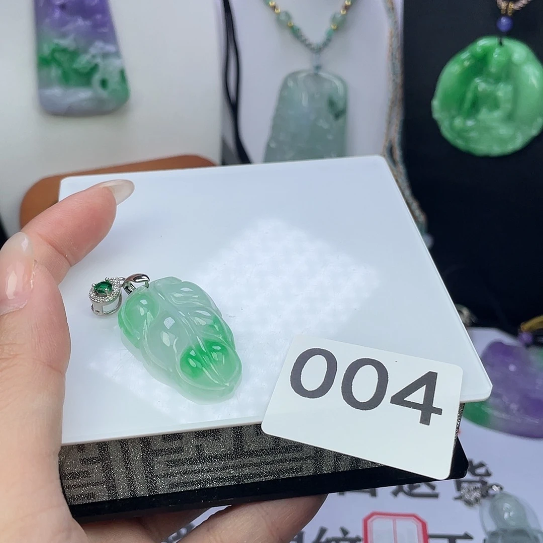 翡翠未镶嵌吊坠(赠链)