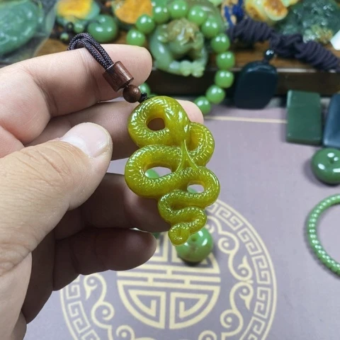 未镶嵌蛇纹石玉颈饰