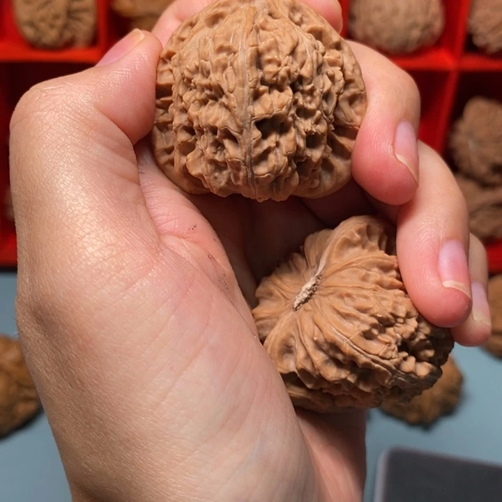 吊坠桃核白狮子150