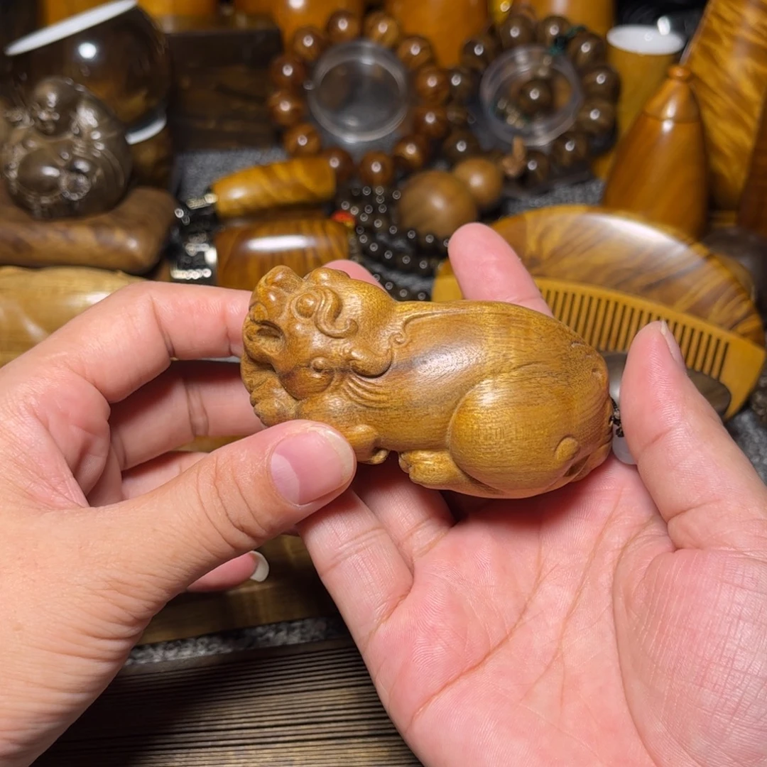 听***排金丝楠貔貅手把玩