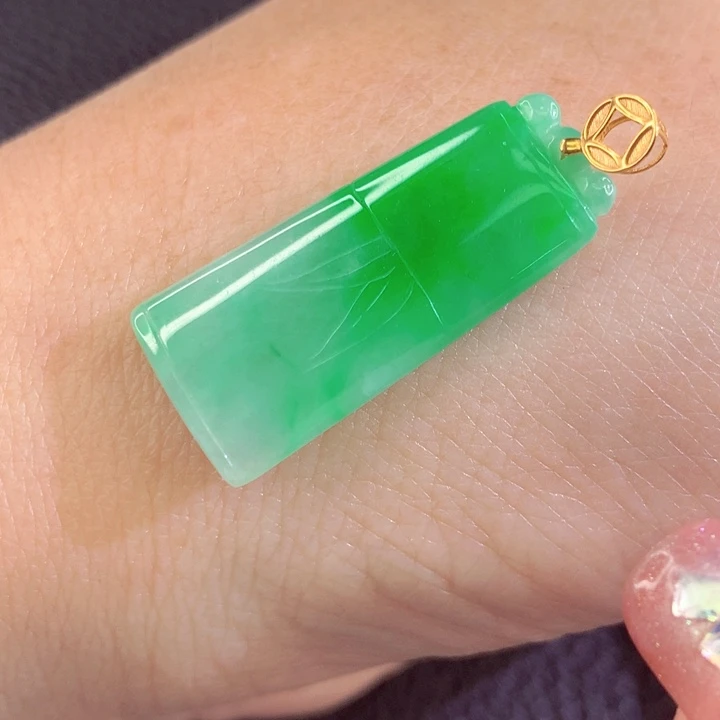 翡翠18K金镶嵌颈饰翡翠