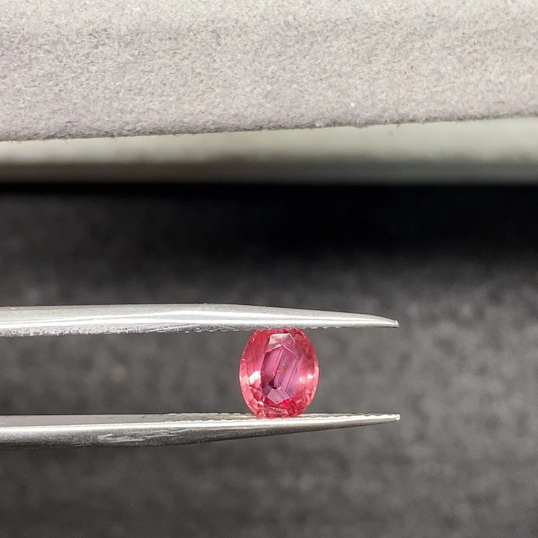 蓝宝石裸石1.27克拉天然玻璃体满火彩三文鱼帕帕拉恰