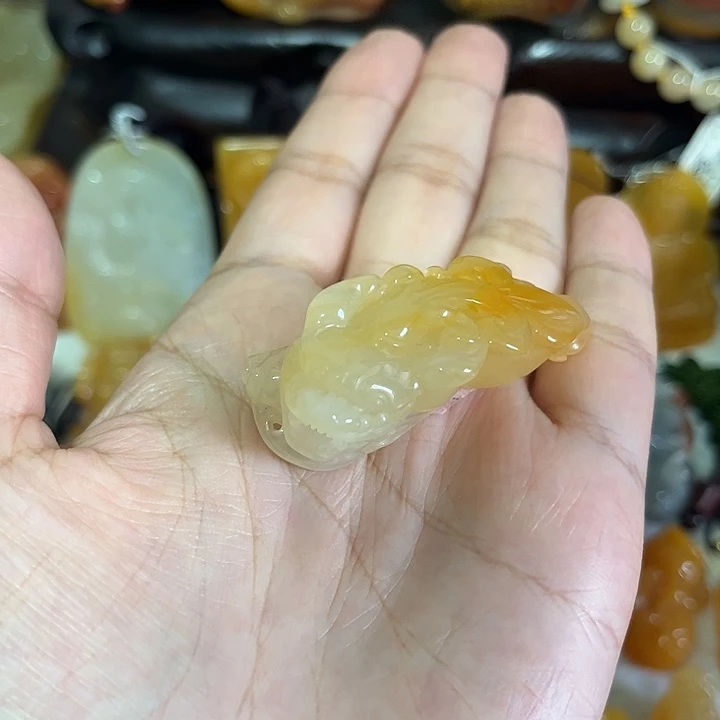 石英质玉（黄龙玉）未镶嵌颈饰