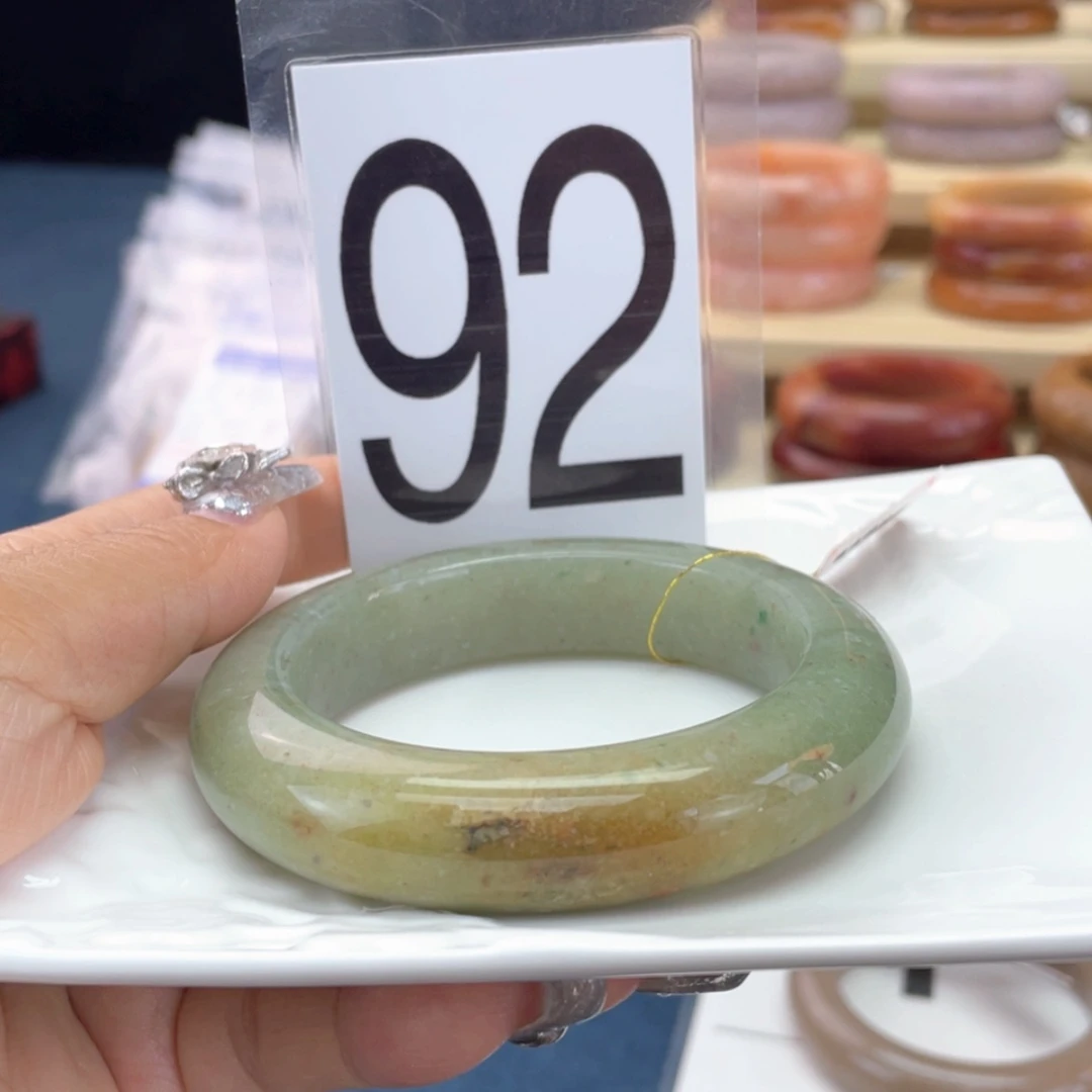 【闪购商品】石英质玉手镯未镶嵌