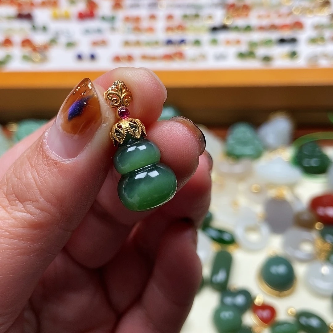 和田玉吊坠18K金镶嵌趙****?