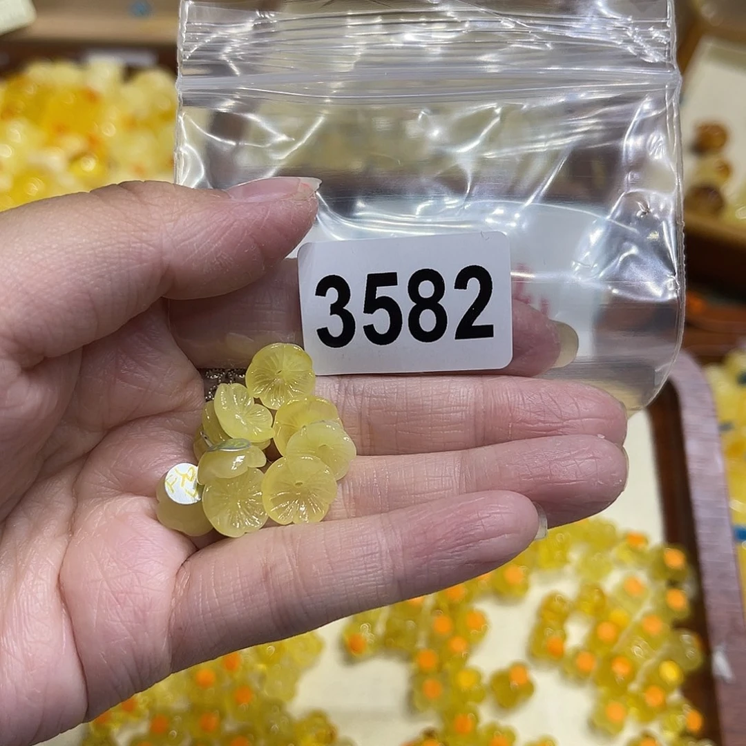 琥珀未镶嵌颈饰蜜蜡