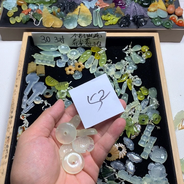 胖***贝蛇纹石玉合金耳钉