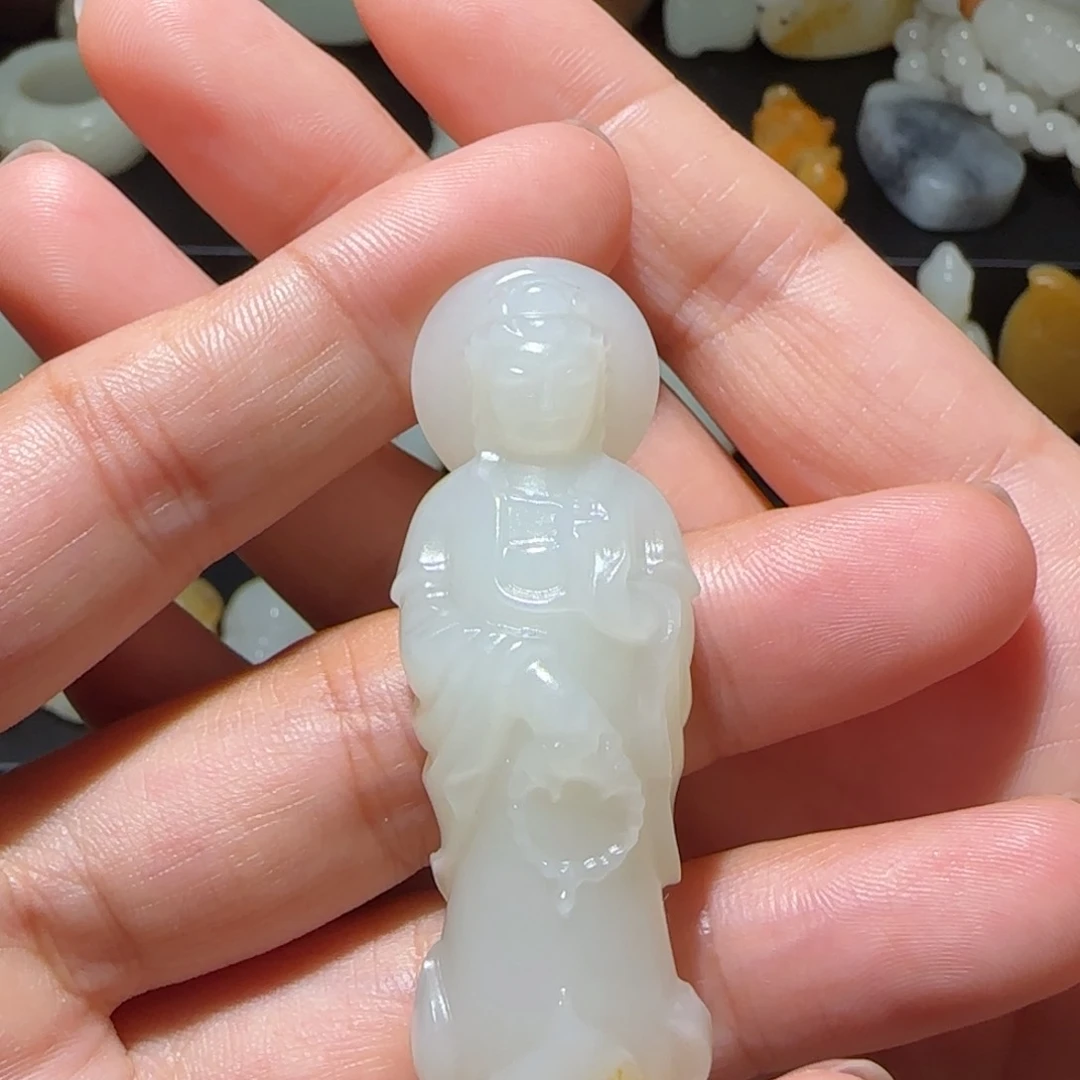 生***人和田玉未镶嵌颈饰